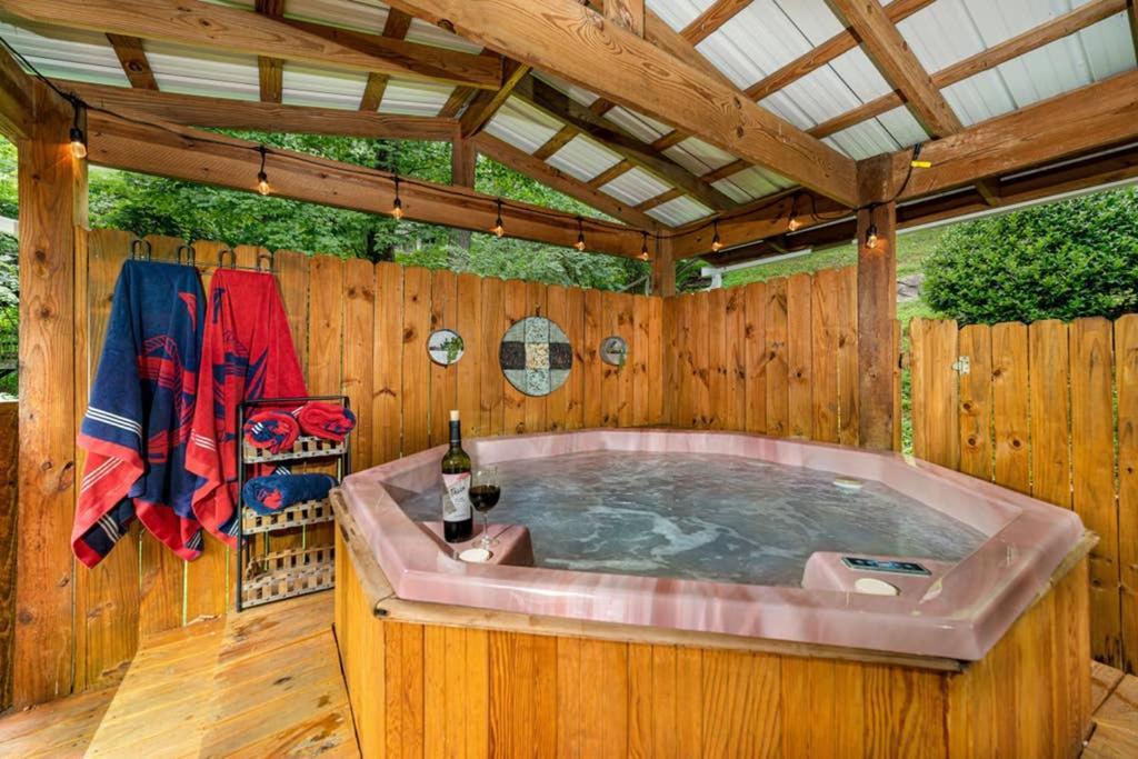 A Smoky Mountains Retreat - Chalet De Montagne Villa Gatlinburg Eksteriør billede
